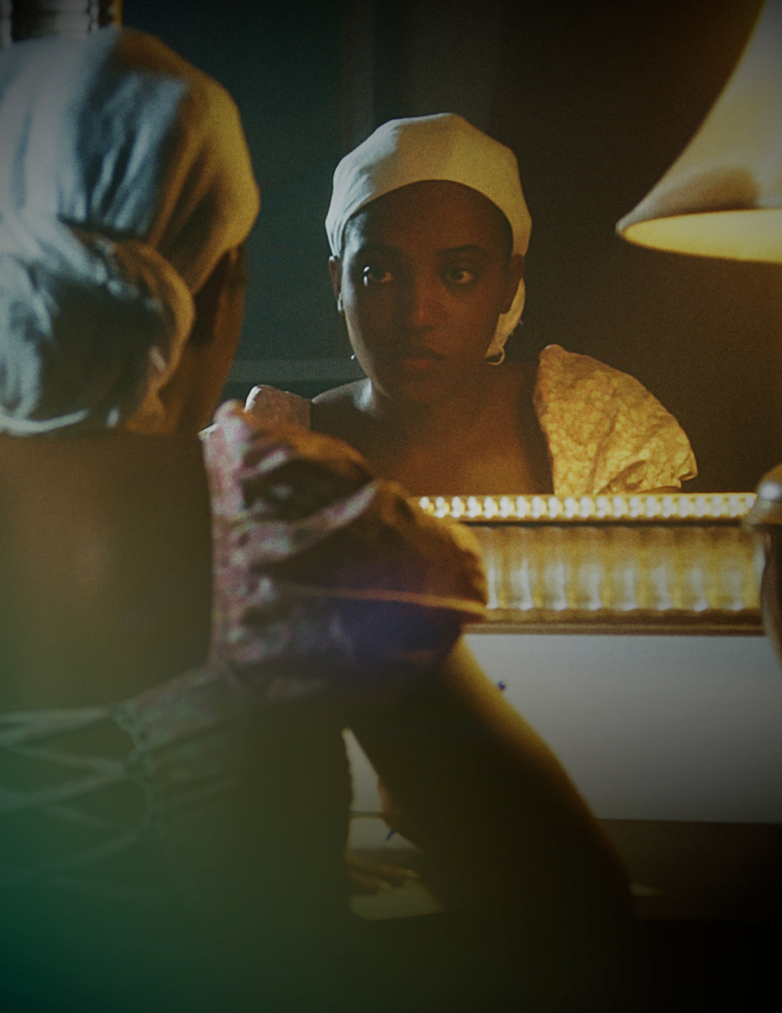 Une Seconde Chance film still, the lead actress looking into a mirror, wrapped in a towel